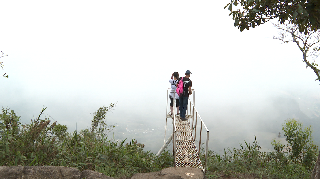 Com acesso gratuito, Pedra da Penha é procurada por turistas e moradores que querem ver a cidade de um ponto diferente.