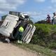 Imagem - Carreta sai de pista na BR 101 e cai em canaleta em Linhares