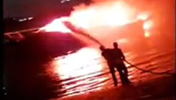 Imagens mostram fumaça densa e homens atuando para tentar conter as chamas