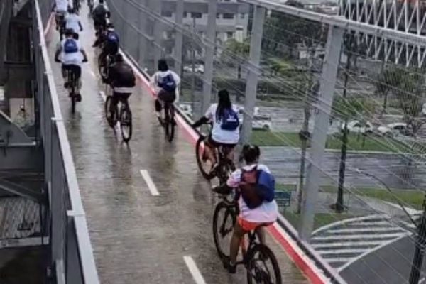 Ciclistas passam pela primeira vez por ciclovia na Terceira Ponte
