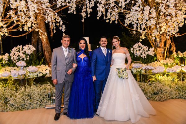 Os pais do noivo Justino e Claudia Mameri e os noivos Enzo e Mariana