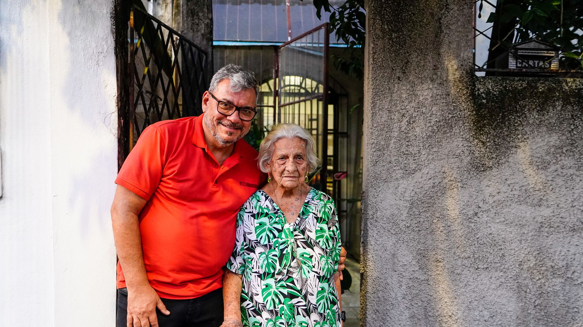 Paulo (filho) com Angela Amorim, que completou 100 anos. Apesar dessa idade ela é muito lúcida, sábia e com saúde. Considerada a pessoa mais velha do Bairro Jardim da Penha