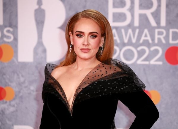 Adele para o BRIT Awards de 2022, em Londres