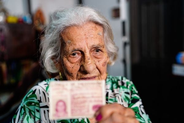 Aos 100 anos, Angela Amorim é considerada por moradores uma das pessoas mais velhas do bairro Jardim da Penha