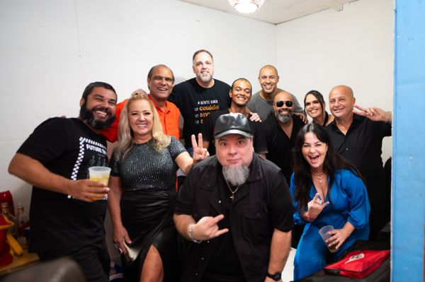 Banda Nobreu recebendo a galera no camarim