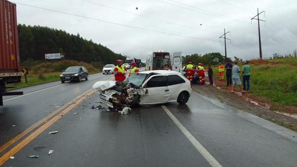 Condutor dorme ao volante, invade contramão e causa acidente em Aracruz