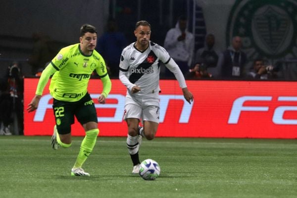 Contra tudo, posta auxiliar do Vasco após gol mal anulado contra