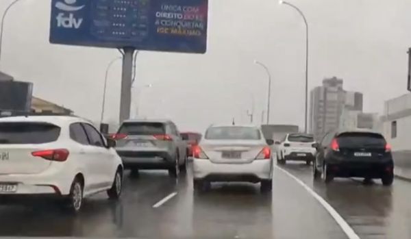 Motoristas trafegam em faixa exclusiva para ônibus na Terceira Ponte