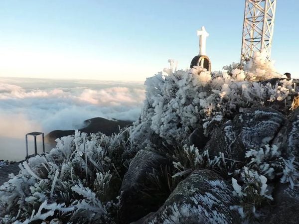 Pico da Bandeira amanhece congelado