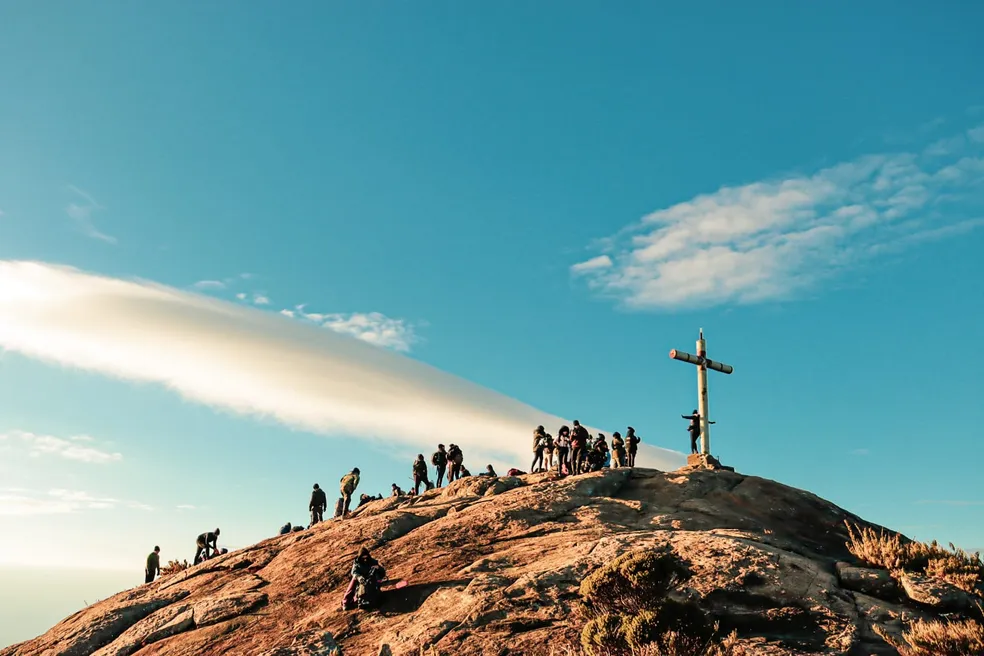 Com 2,890 metros, o monumento é o terceiro ponto mais alto do Brasil. Localizado no Caparaó, é possível subir até o cume tanto pelo Espírito Santo quanto por Minas Gerais