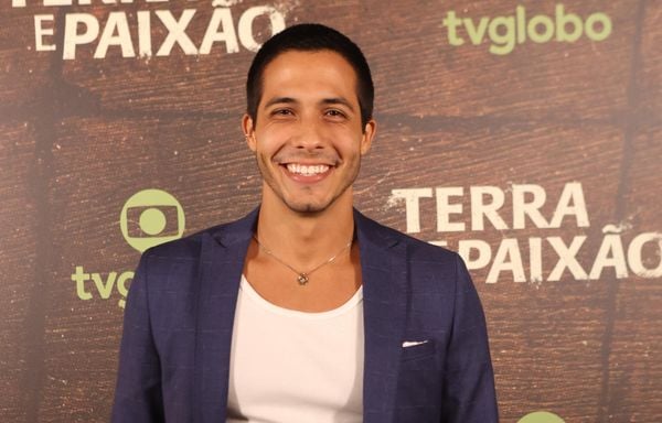 Rafael Gualandi, nascido em Vila Velha, interpreta Enzo, o técnico de TI da Cooperativa, em Terra e Paixão