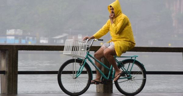 Chuva que atinge o Estado desde terça-feira (29) causou alguns transtornos aos capixabas, como alagamentos e até desabamento de parte de um imóvel