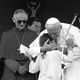 Data: 01/04/2005 - ES - Vitória - O Papa João Paulo II conversa com o menino Wanderson Caetano Sampaio, durante sua visita ao Bairro Nova Palestina, em Vitória, ocorrida no dia 19 de outubro de 1991. Editoria: Cidades - Foto: Chico Guedes - GZ