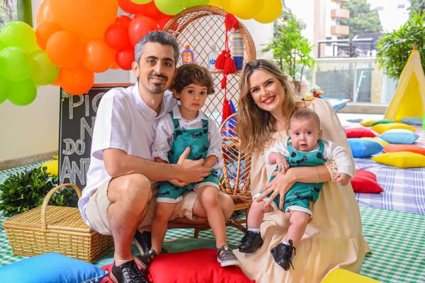 Bia e Caio Perenzin e os filhos Antônio e José