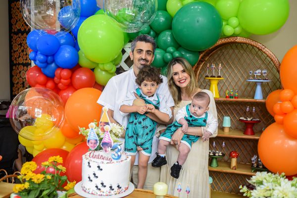 Caio e Bia Perenzin e os filhos Antônio e José