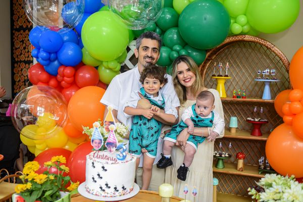 Caio e Bia Perenzin e os filhos Antônio e José