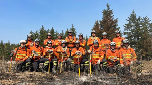 Equipe que atuou contra as chamas em estados canadenses