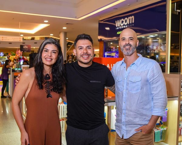 O CEO da Cellairis Brasil, Jonathan Benitez entre o casal de franqueados Carol e Ricardo Lobato no novo ponto de vendas da Cellairis que abriu quinta passada no Shopping Vila Velha.