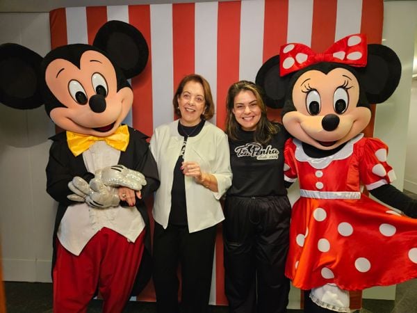 Penha Nonato com a equipe da Tia Penha Tours durante o lançamento da temporada janeiro/julho 2024 da Disney