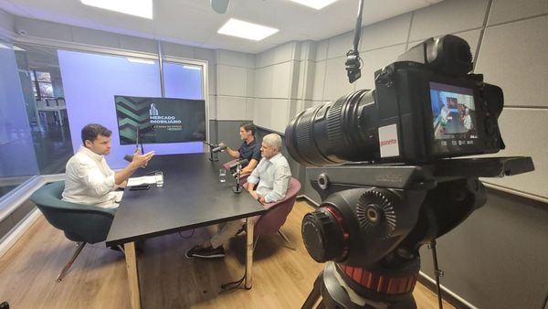 Abdo Filho (esquerda), Juarez Gustavo Soares (preto) e Sandro Carlesso nos estúdios de A Gazeta