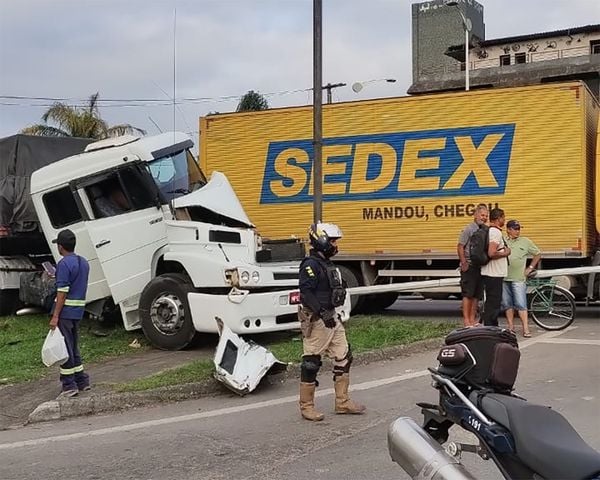 BR 101: duas carretas e uma moto se envolvem em acidente na Serra