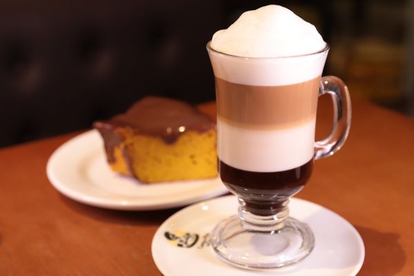 Casa do Pão de Queijo - Mocha chocolate e fatia de bolo do dia