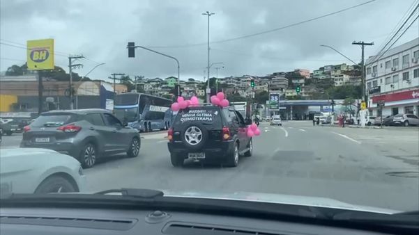 Recepcionista comemora última quimioterapia