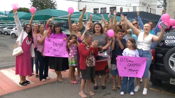 Recepcionista comemora última quimioterapia