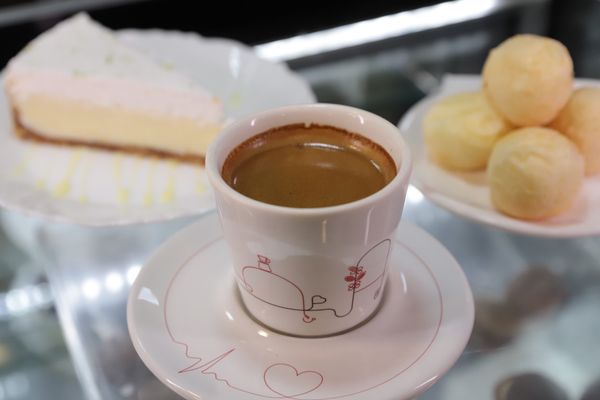 Tangerina Café - café grande, torta de limão e porção de pão e queijo