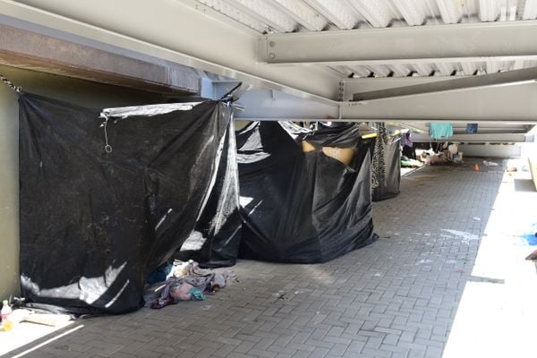 Barracas montadas embaixo da ciclovia, Vitória por Ricardo Medeiros