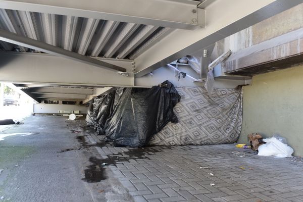 Barracas montadas embaixo da ciclovia, Vitória por Ricardo Medeiros