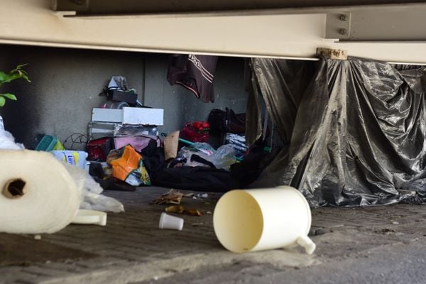 Barracas montadas embaixo da ciclovia, Vitória por Ricardo Medeiros