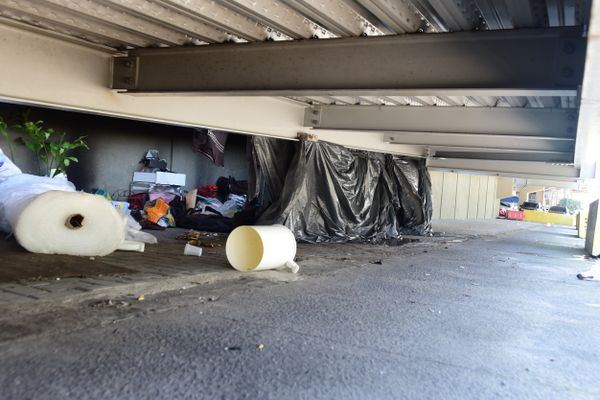 Barracas montadas embaixo da ciclovia, Vitória por Ricardo Medeiros