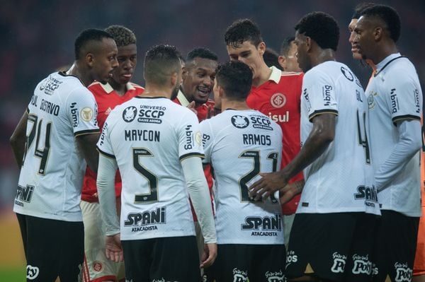Edenilson, do Internacional, discute suposto caso de racismo por parte de Rafael Ramos, do Corinthians, durante a partida entre as equipes