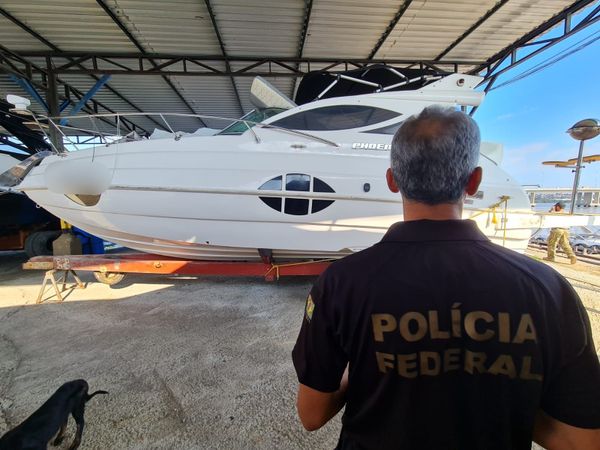 Lancha, carros de luxo e armas apreendidas durante operação Alapar por Divulgação / Polícia Federal 