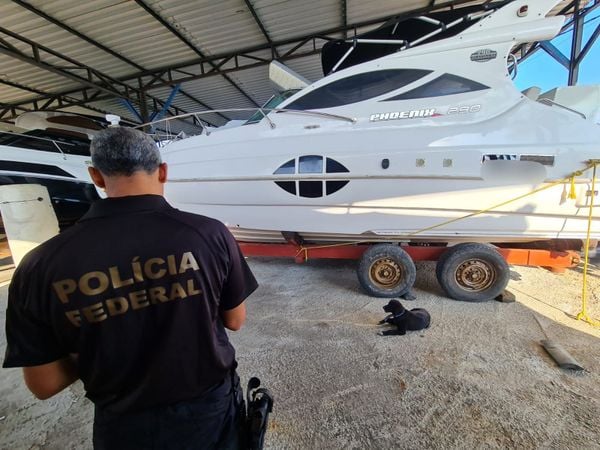 Lancha, carros de luxo e armas apreendidas durante operação Alapar por Divulgação / Polícia Federal 