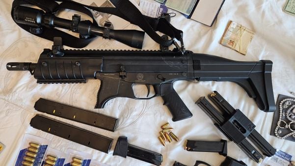 Lancha, carros de luxo e armas apreendidas durante operação Alapar por Divulgação / Polícia Federal 