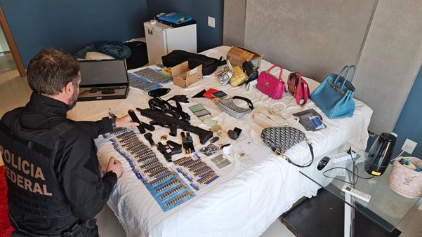 Lancha, carros de luxo e armas apreendidas durante operação Alapar por Divulgação / Polícia Federal 