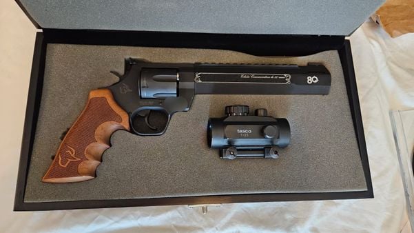 Lancha, carros de luxo e armas apreendidas durante operação Alapar por Divulgação / Polícia Federal 