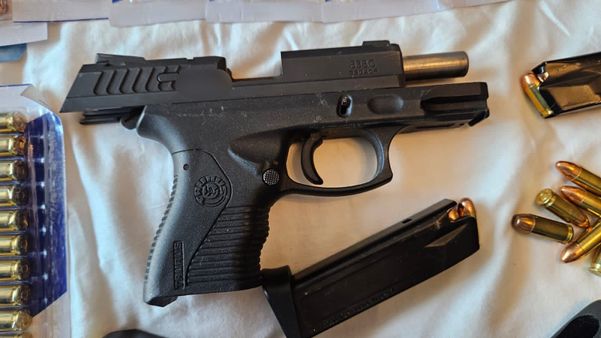 Lancha, carros de luxo e armas apreendidas durante operação Alapar por Divulgação / Polícia Federal 