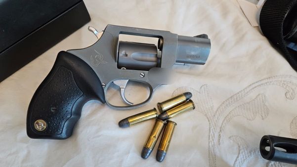 Lancha, carros de luxo e armas apreendidas durante operação Alapar por Divulgação / Polícia Federal 