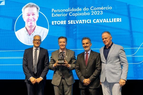 Marcilio Machado, Etore Cavallieri, Sidemar Acosta e o governador Renato Casagrande durante premiação