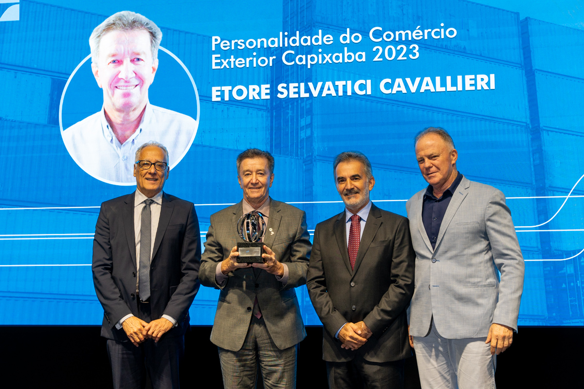 A homenagem foi concedida a Etore Selvatici Cavallieri durante as comemorações do aniversário de 31 anos do Sindicato do Comércio de Exportação e Importação (Sindiex)