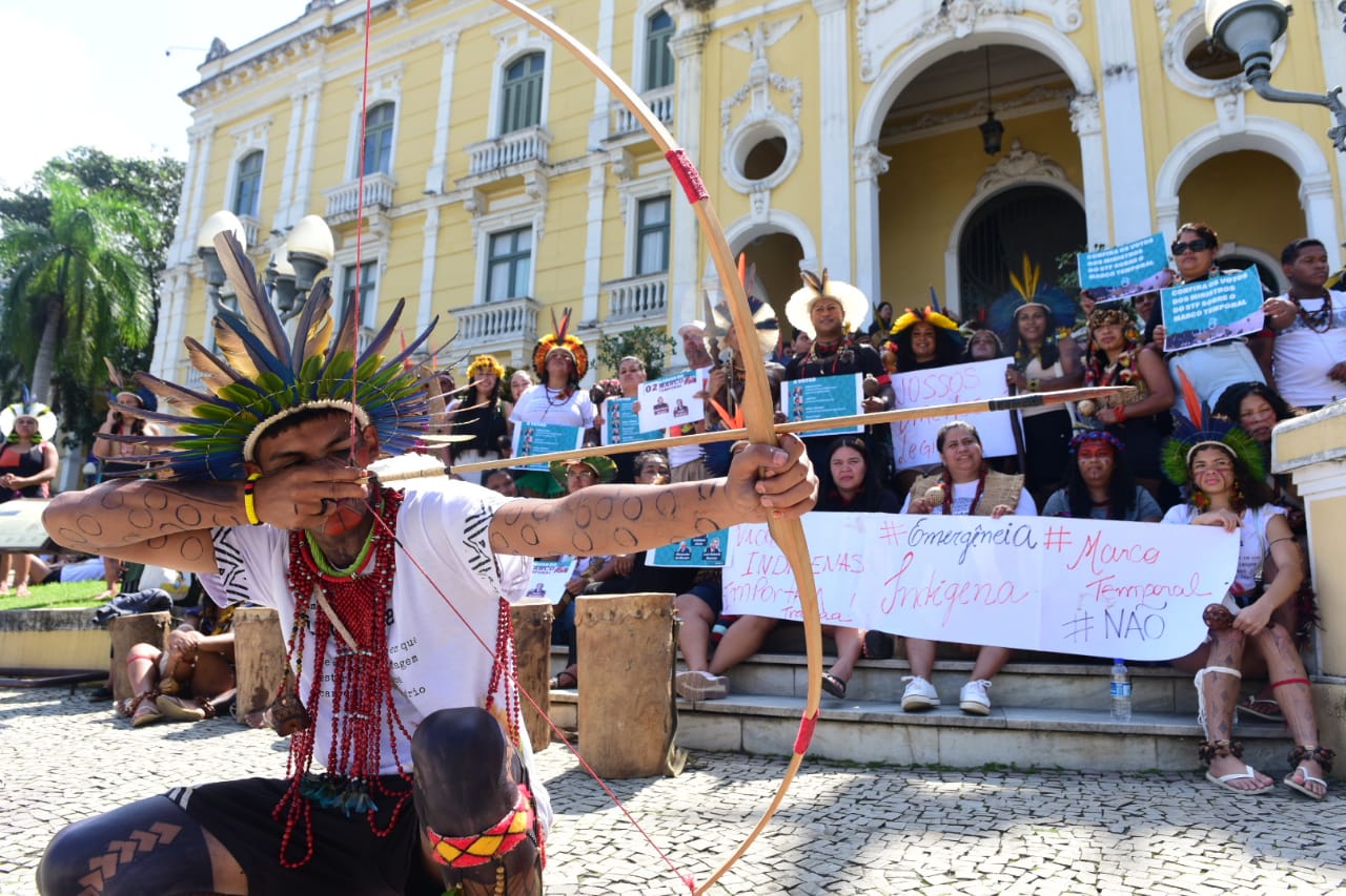Grupo de indígenas fez ato no Centro da Capital e, depois, se concentrou em frente ao Palácio Anchieta para chamar atenção para a votação sobre a demarcação de terras
