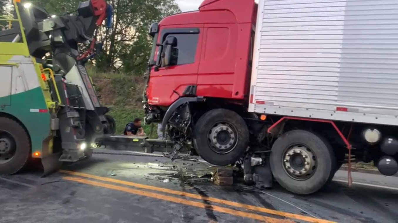 Segundo a PRF, o trânsito continuava interditado na manhã deste domingo (3) para trabalho de limpeza de pista, após caminhão derramar óleo na rodovia