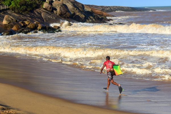 Campeonato brasileiro de body board disputado na Barra do Jucu por Vitor Jubini