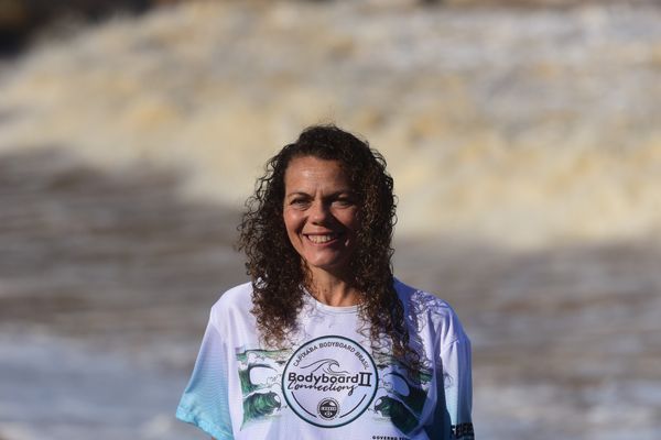 Elizangela Fragozo. Campeonato brasileiro de body board disputado na Barra do Jucu