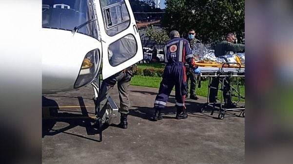 Criança que sofreu queimaduras sendo levada para hospital em Vitória