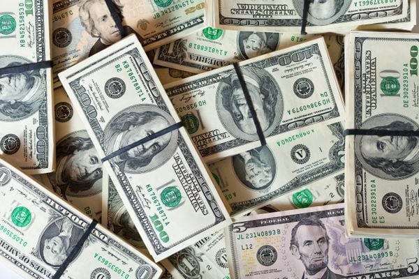 De acordo com a Forbes, o patrimônio estimado do ricaço capixaba é de R$ 2,3 bilhões