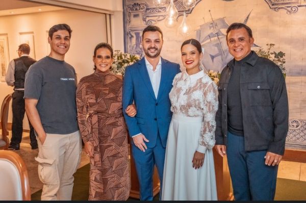 Antônio da Fonseca Albino, Heglay Fonseca (mãe da noiva), os noivos João Vitor Nicchio, Gabriela San Valero e Royter Mafi 